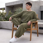 Olivgrüne Hose aus warmem French Terry mit Smiley Print gesmoktem Saum und langem Bein