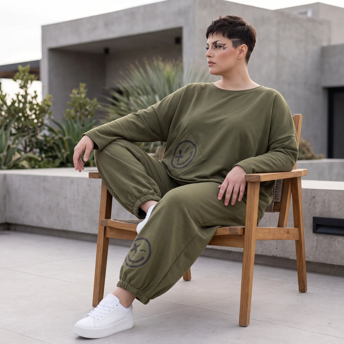 Olivgrüne Hose aus warmem French Terry mit Smiley Print gesmoktem Saum und langem Bein