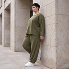 Olivgrüne Hose aus warmem French Terry mit Smiley Print gesmoktem Saum und langem Bein