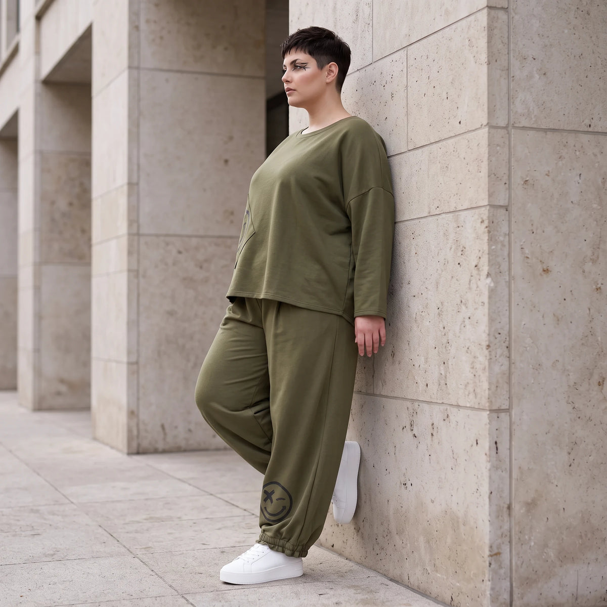Olivgrüne Hose aus warmem French Terry mit Smiley Print gesmoktem Saum und langem Bein
