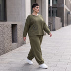 Olivgrüne Hose aus warmem French Terry mit Smiley Print gesmoktem Saum und langem Bein