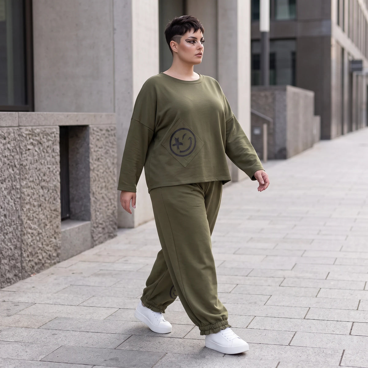 Olivgrüne Hose aus warmem French Terry mit Smiley Print gesmoktem Saum und langem Bein