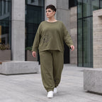 Olivgrüne Hose aus warmem French Terry mit Smiley Print gesmoktem Saum und langem Bein