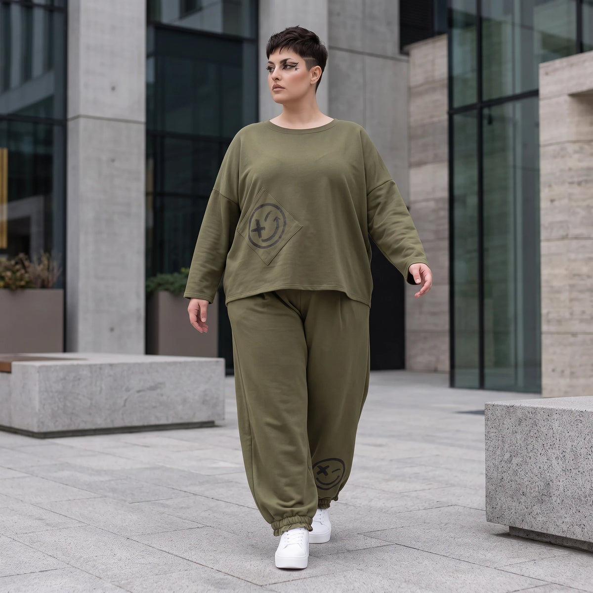 Olivgrüne Hose aus warmem French Terry mit Smiley Print gesmoktem Saum und langem Bein