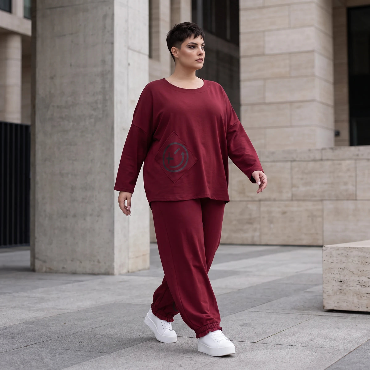 Oversized French Terry Hose in Schwarz mit Smileyprint gesmoktem Saum und weitem Bein