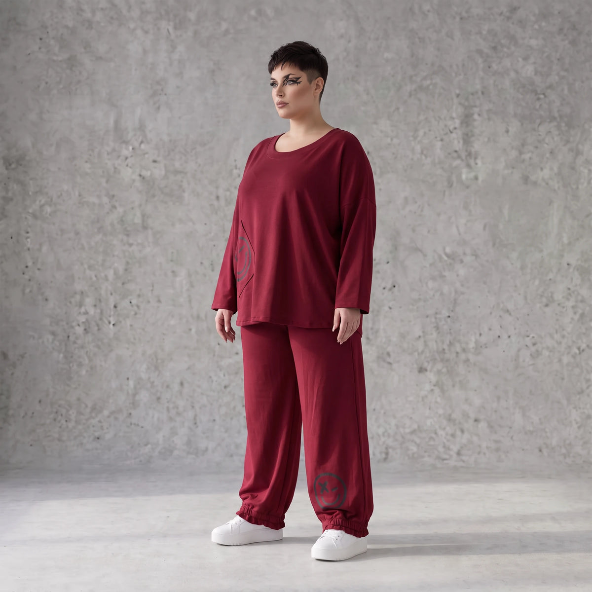 Oversized French Terry Hose in Schwarz mit Smileyprint gesmoktem Saum und weitem Bein