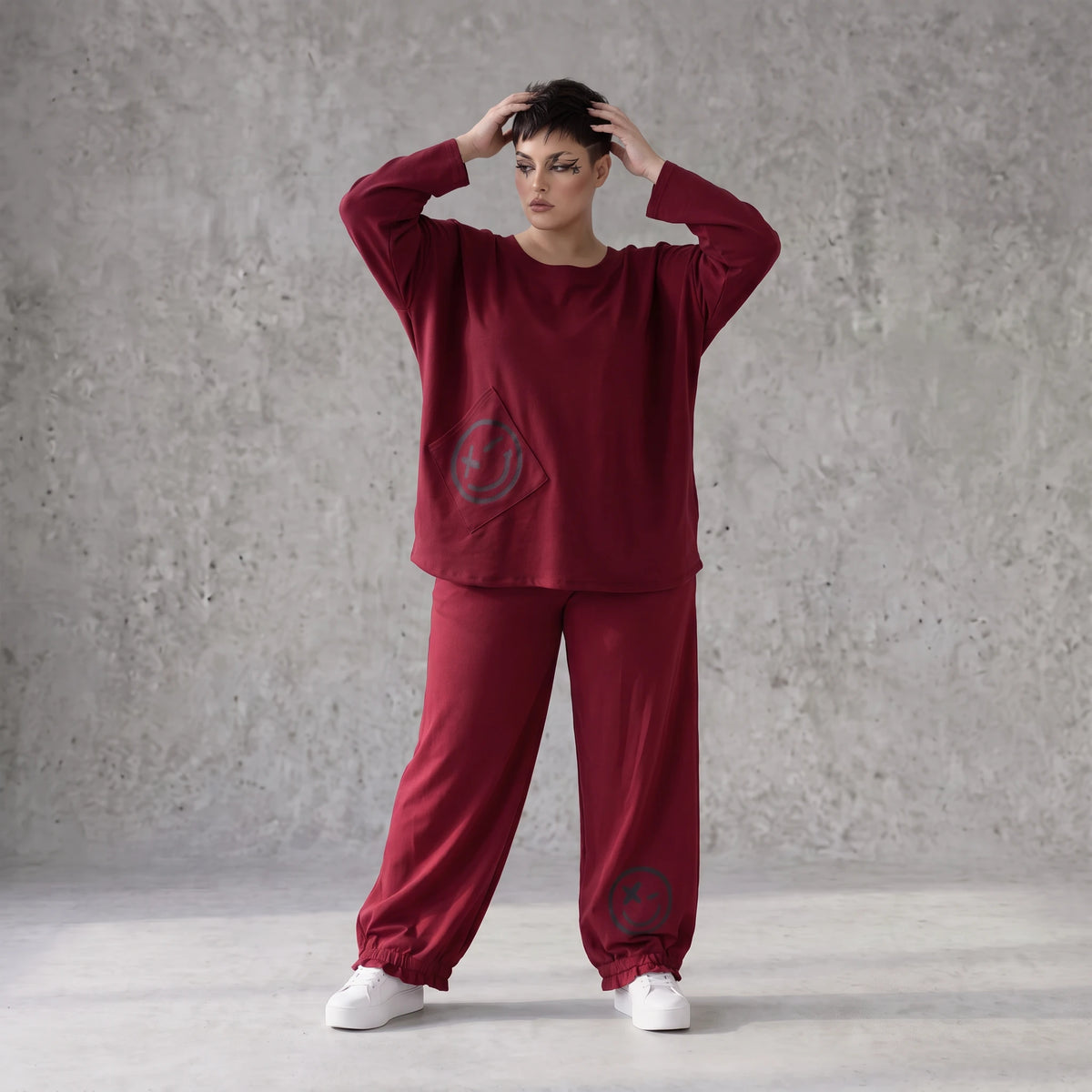 Oversized French Terry Hose in Schwarz mit Smileyprint gesmoktem Saum und weitem Bein