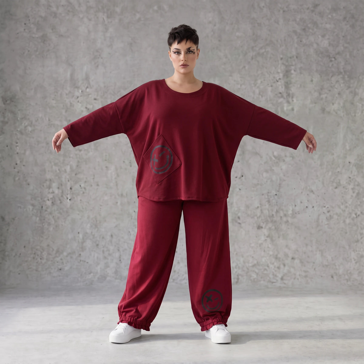 Oversized French Terry Hose in Schwarz mit Smileyprint gesmoktem Saum und weitem Bein