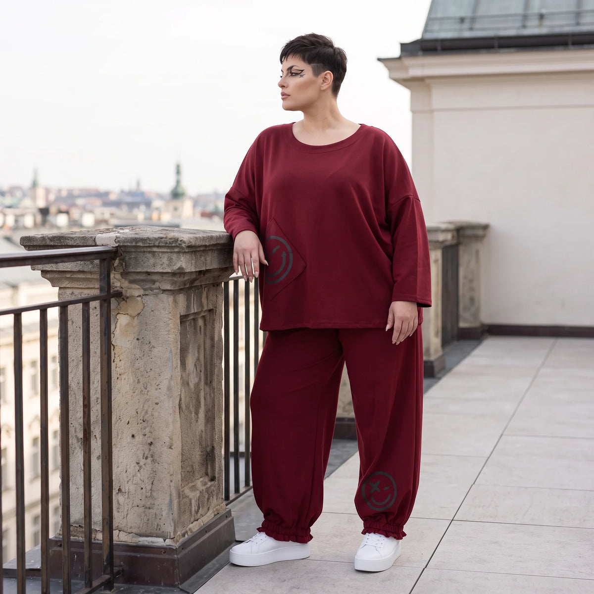 Oversized French Terry Hose in Schwarz mit Smileyprint gesmoktem Saum und weitem Bein