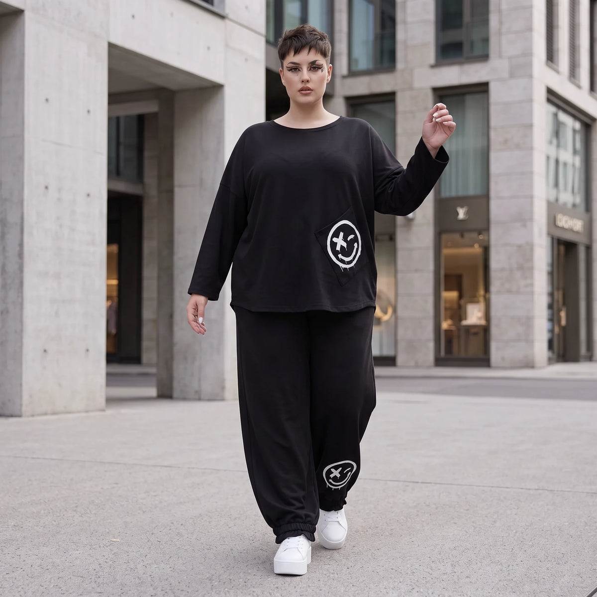 Oversized Hose aus flauschigem French Terry mit Smileydruck und bequem gesmoktem Saum