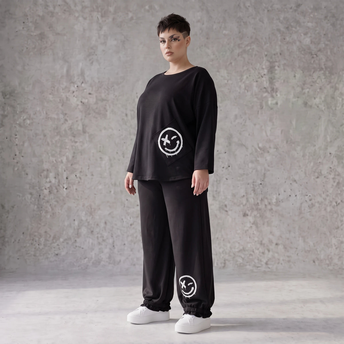 Oversized Hose aus flauschigem French Terry mit Smileydruck und bequem gesmoktem Saum