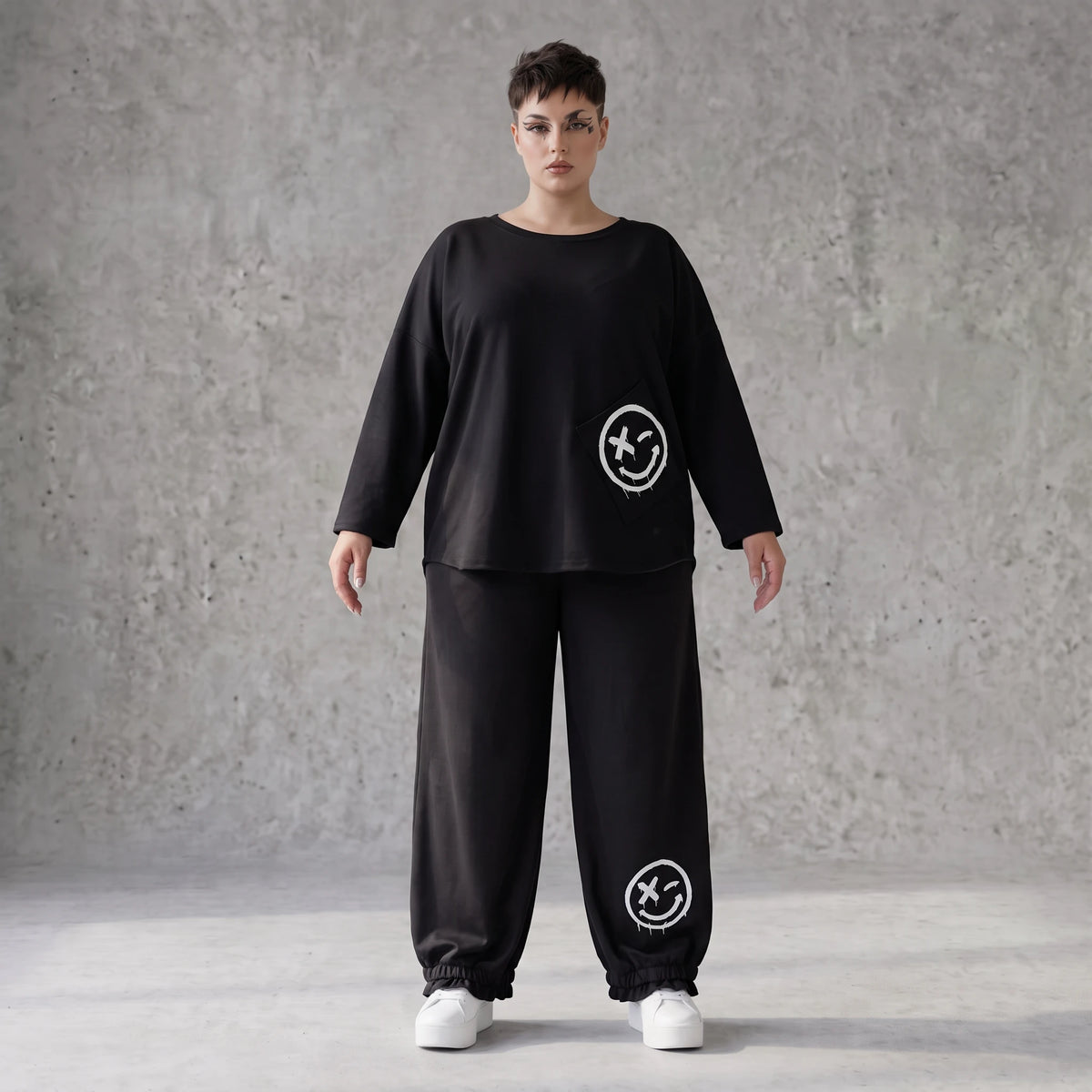 Oversized Hose aus flauschigem French Terry mit Smileydruck und bequem gesmoktem Saum