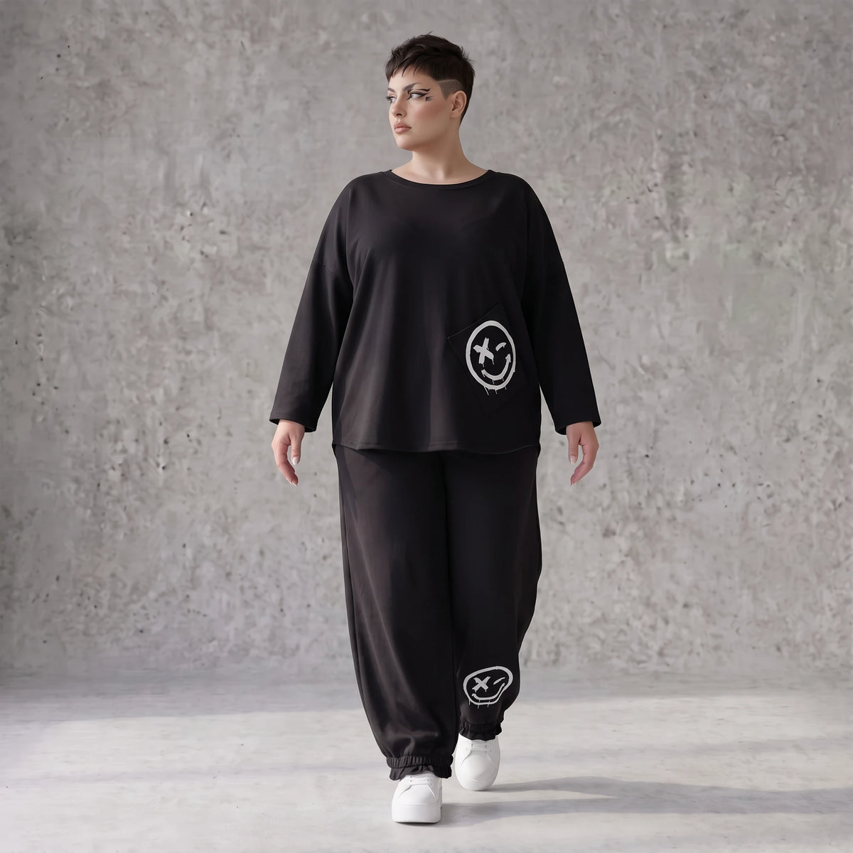 Oversized Hose aus flauschigem French Terry mit Smileydruck und bequem gesmoktem Saum