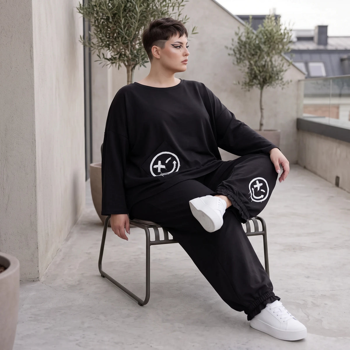 Oversized Hose aus flauschigem French Terry mit Smileydruck und bequem gesmoktem Saum