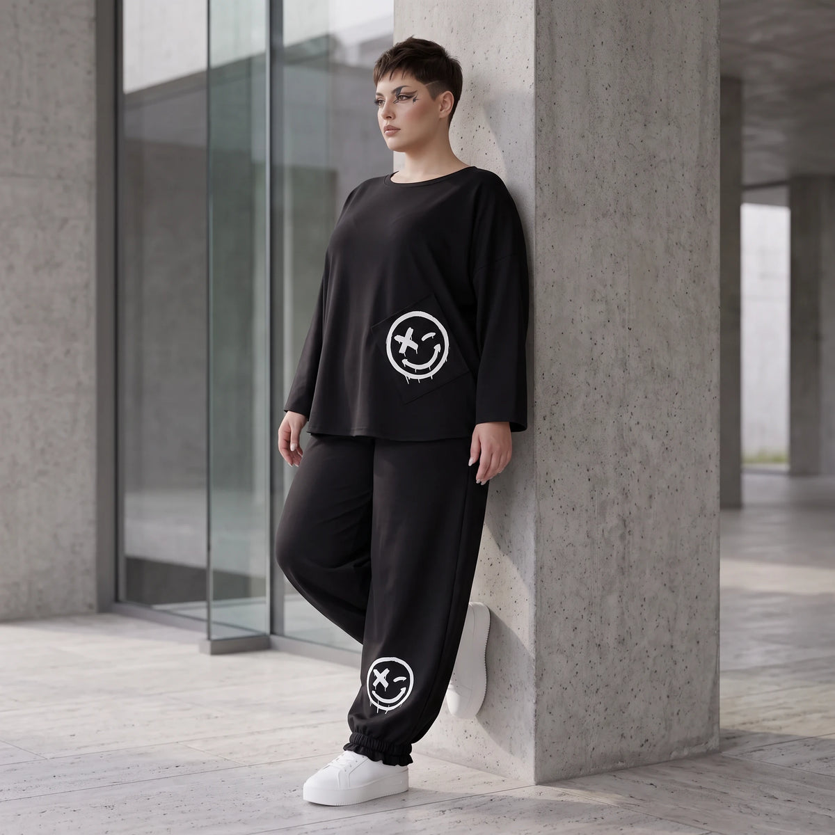 Oversized Hose aus flauschigem French Terry mit Smileydruck und bequem gesmoktem Saum