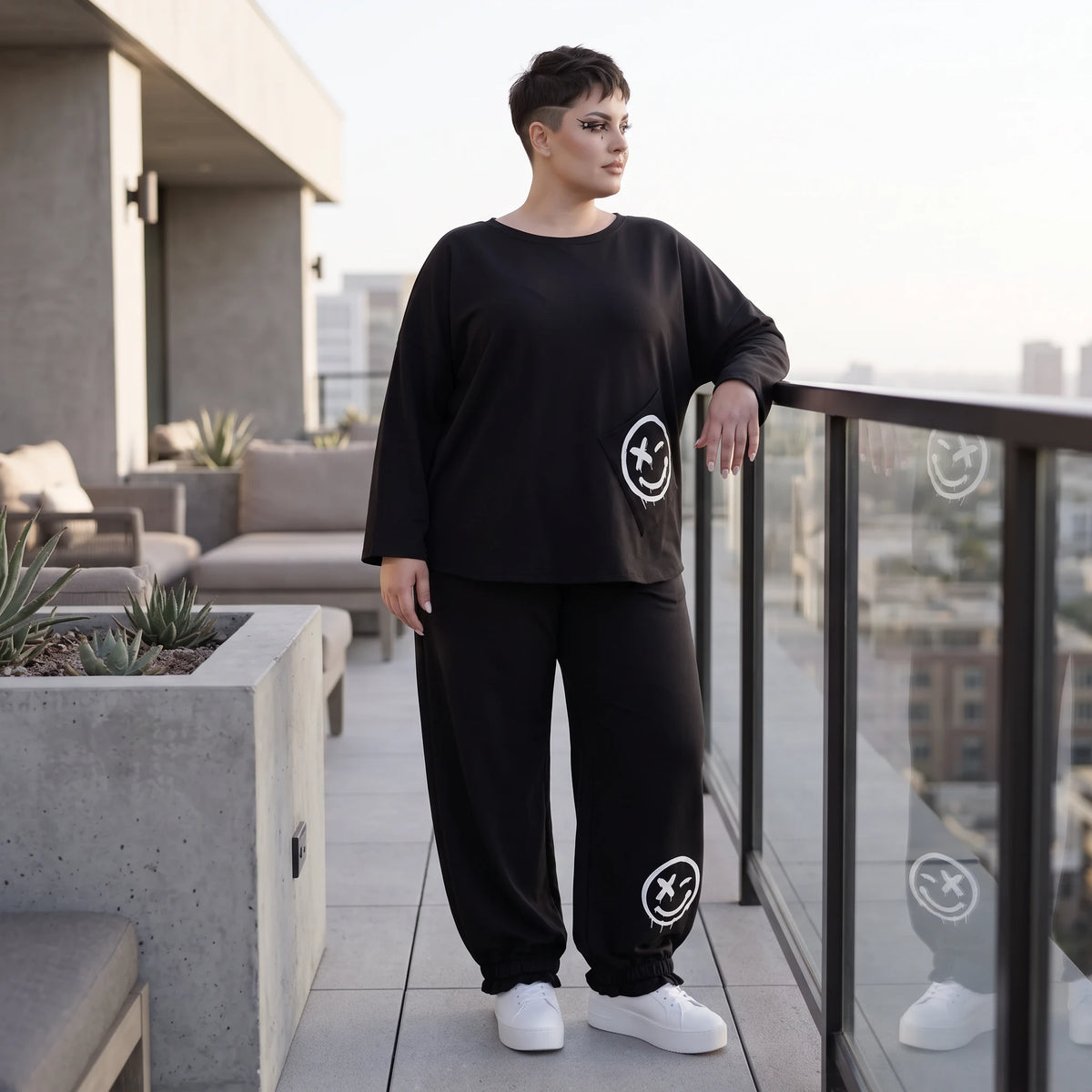 Oversized Hose aus flauschigem French Terry mit Smileydruck und bequem gesmoktem Saum