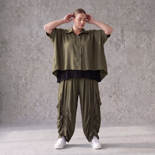 Khaki Lyocellbluse aus weichem Twill mit Hemdkragen gerundetem Schnitt und 3/4-Arm
