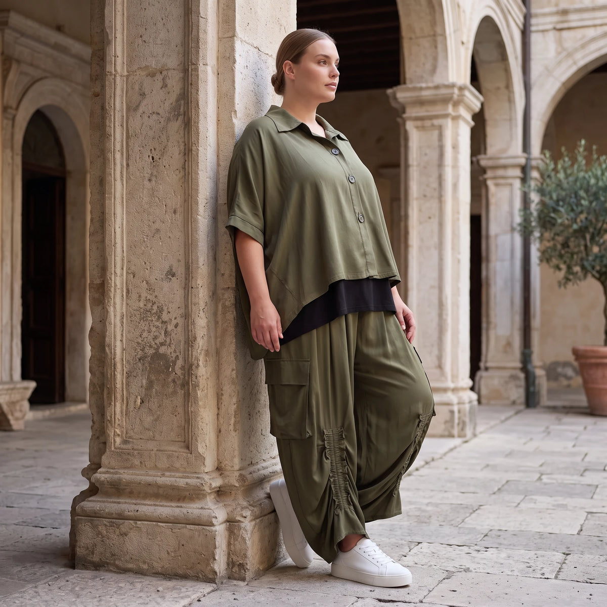 Khaki Lyocellbluse aus weichem Twill mit Hemdkragen gerundetem Schnitt und 3/4-Arm