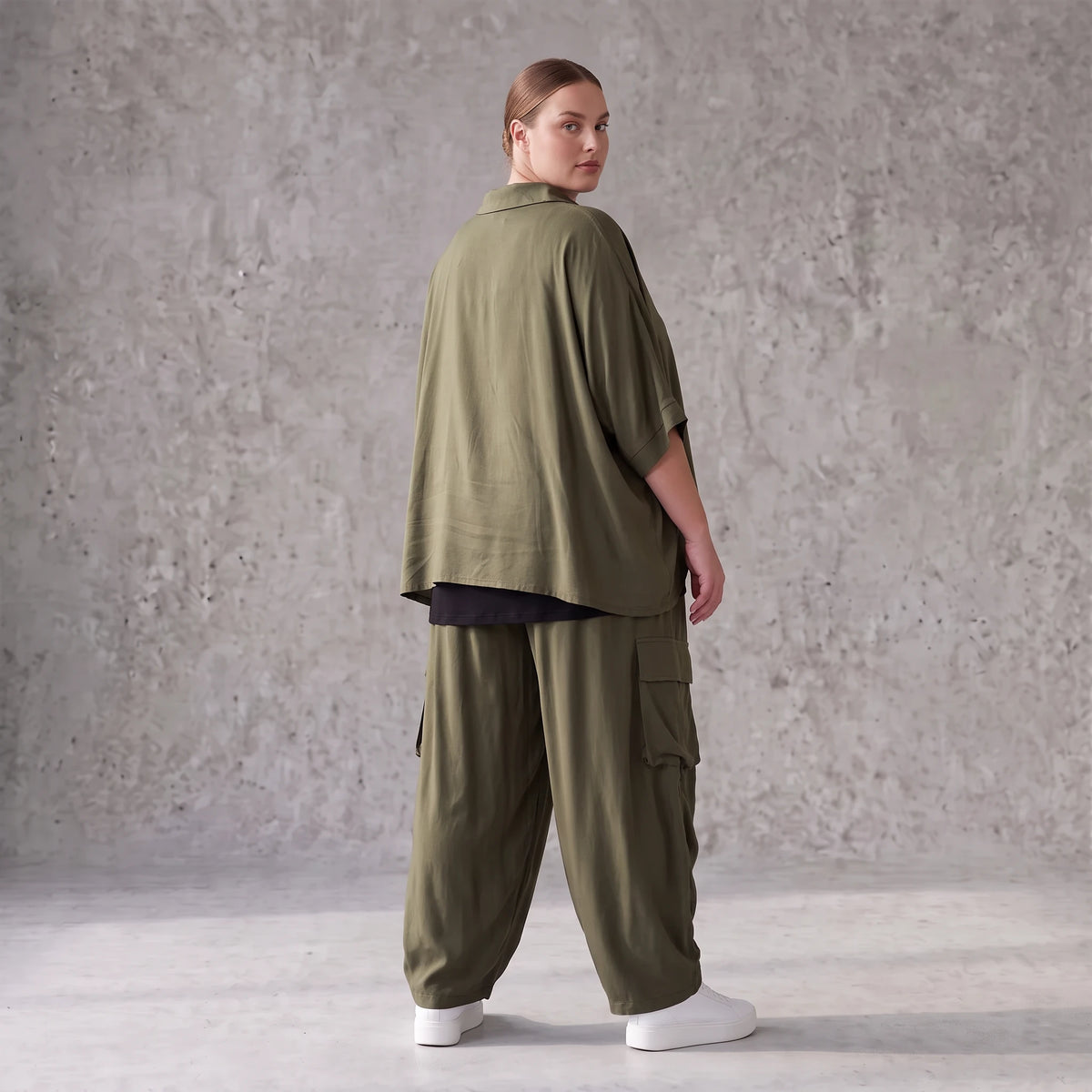 Khaki Lyocellbluse aus weichem Twill mit Hemdkragen gerundetem Schnitt und 3/4-Arm