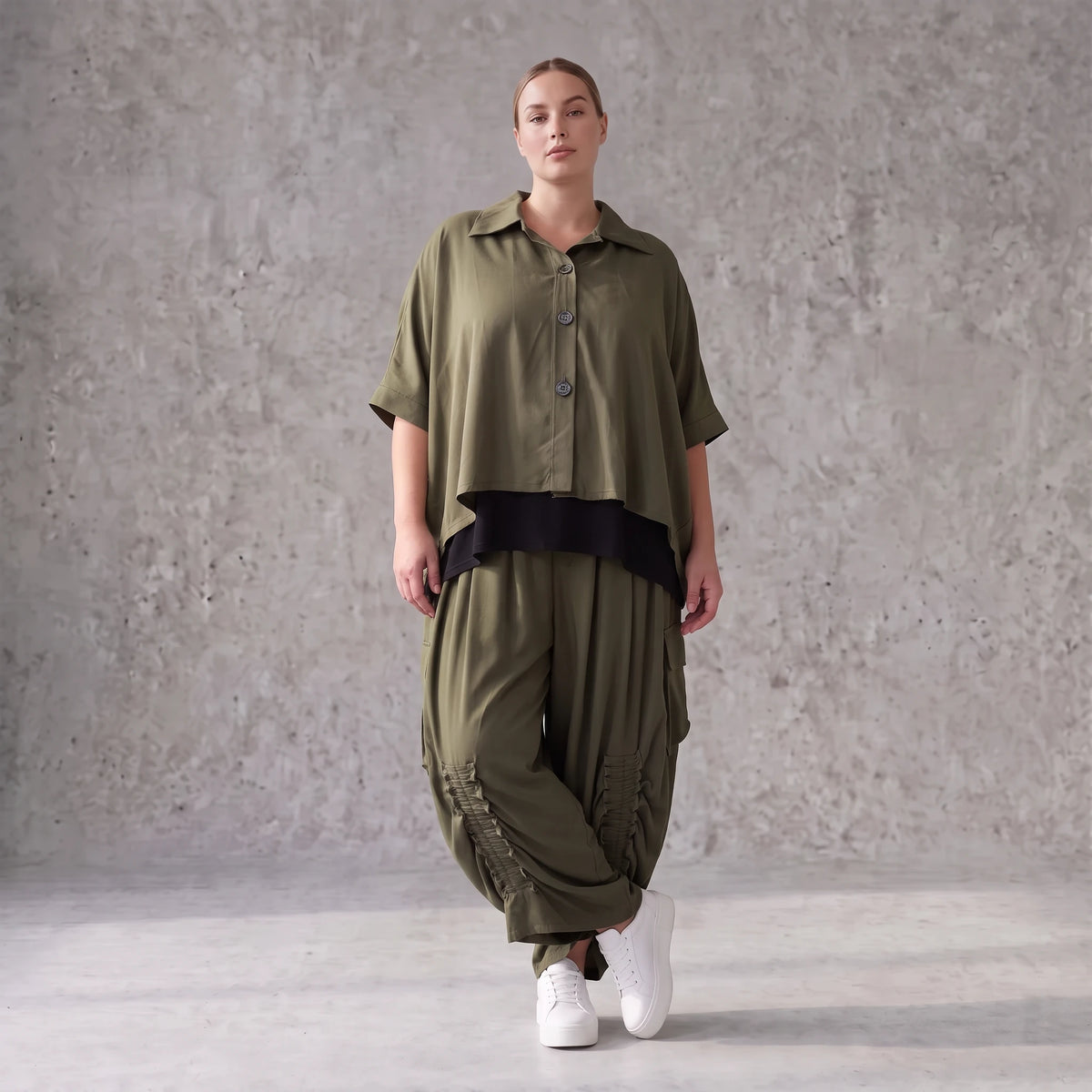 Khaki Lyocellbluse aus weichem Twill mit Hemdkragen gerundetem Schnitt und 3/4-Arm