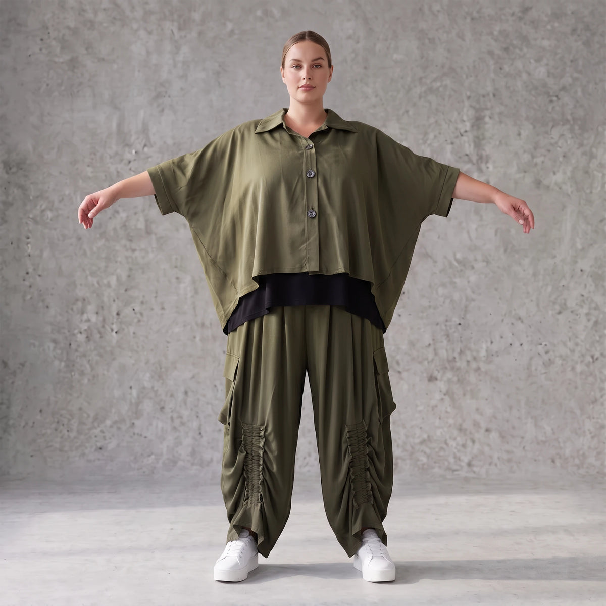 Khaki Lyocellbluse aus weichem Twill mit Hemdkragen gerundetem Schnitt und 3/4-Arm