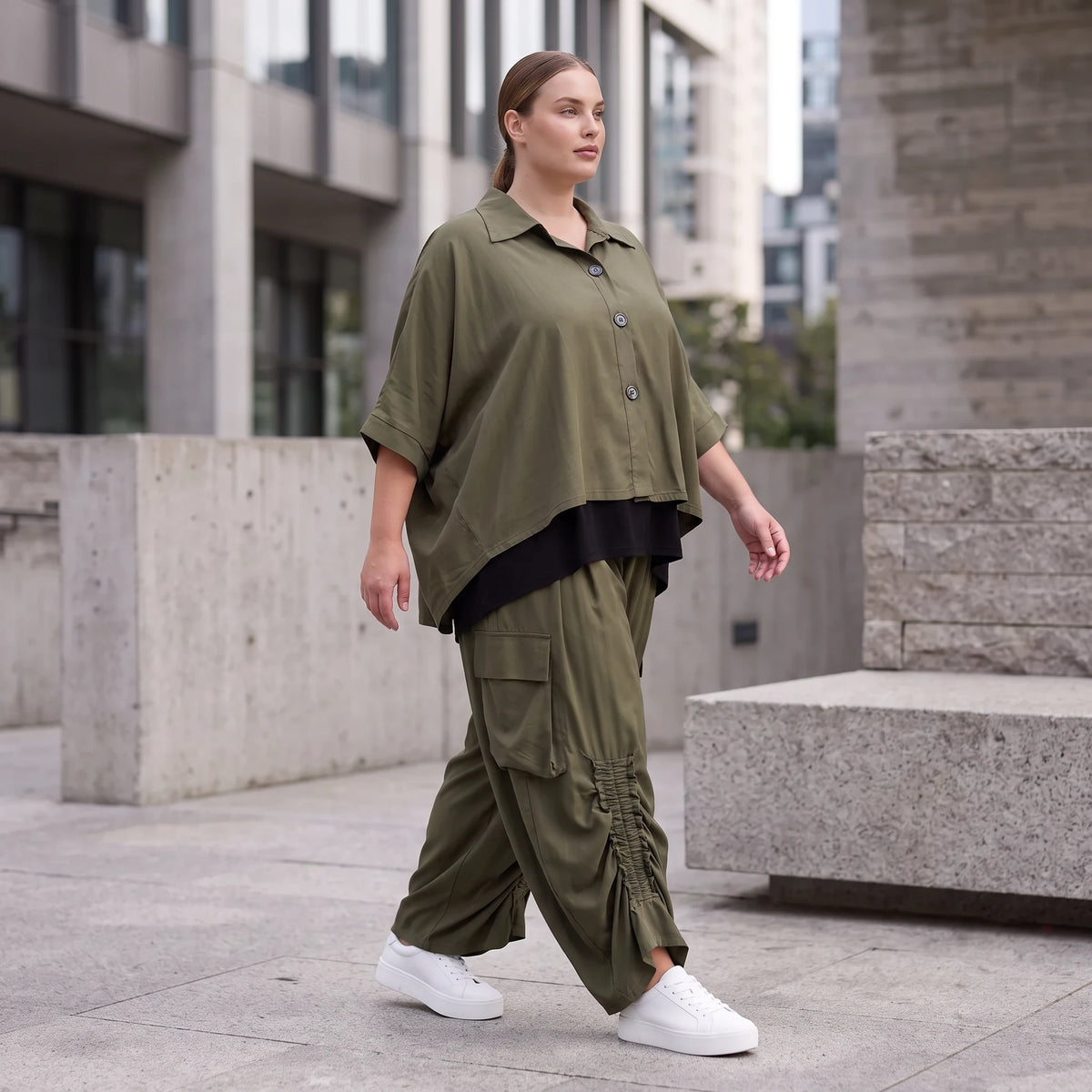 Khaki Lyocellbluse aus weichem Twill mit Hemdkragen gerundetem Schnitt und 3/4-Arm