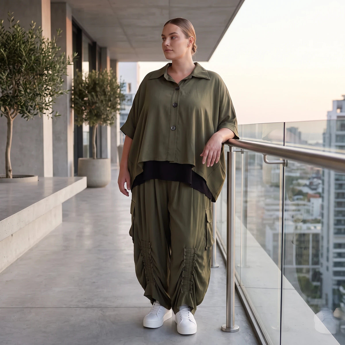 Khaki Lyocellbluse aus weichem Twill mit Hemdkragen gerundetem Schnitt und 3/4-Arm