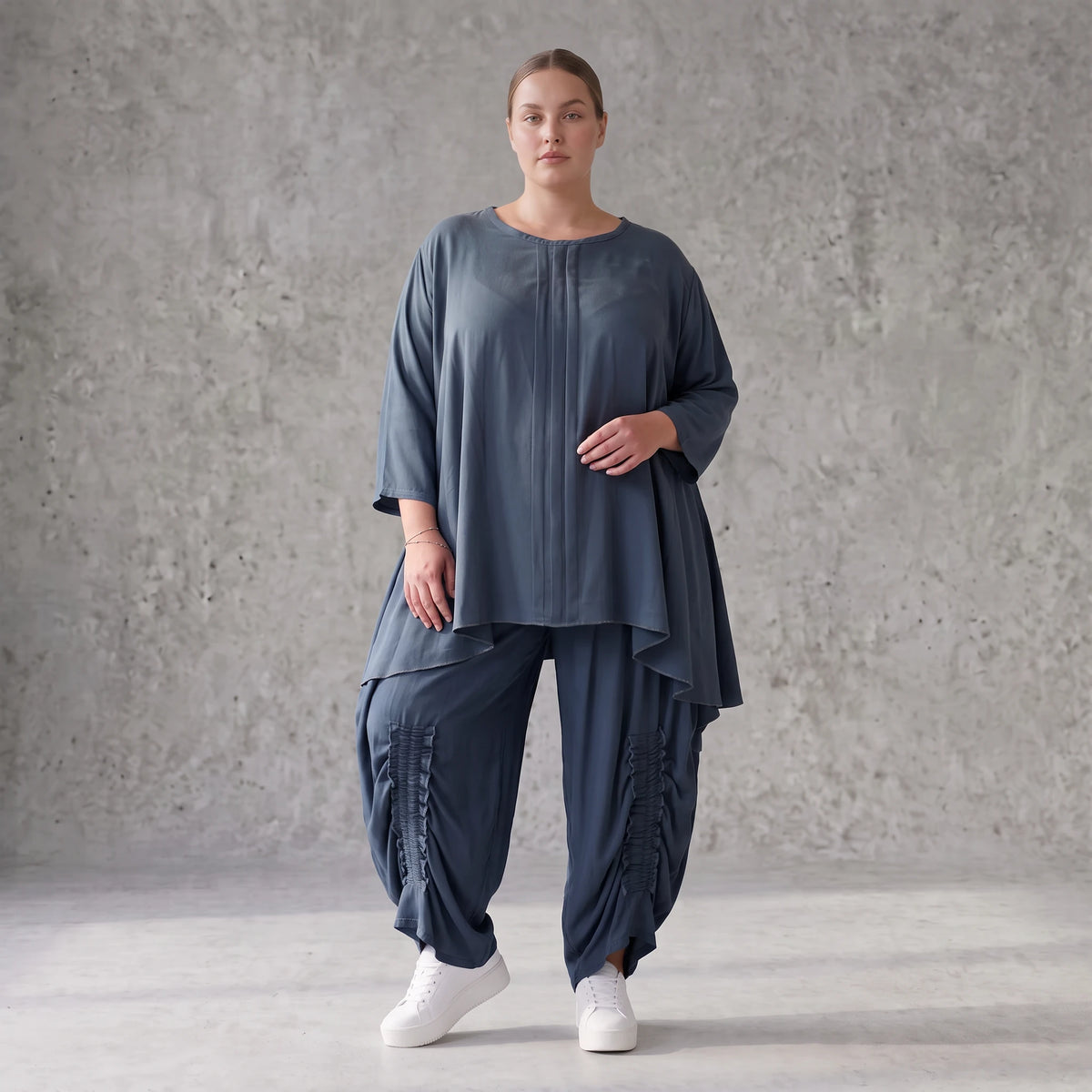 Shirt in Petrol aus weichem Lyocell in A-Linie mit Biesenmusterung und Zipfelsaum