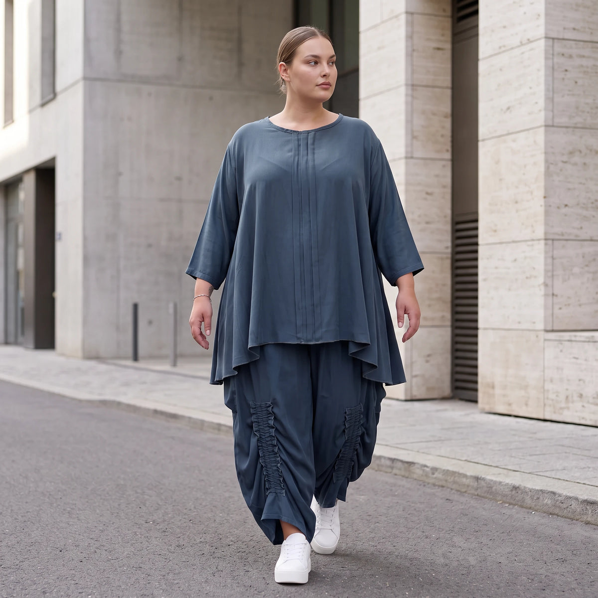 Shirt in Petrol aus weichem Lyocell in A-Linie mit Biesenmusterung und Zipfelsaum