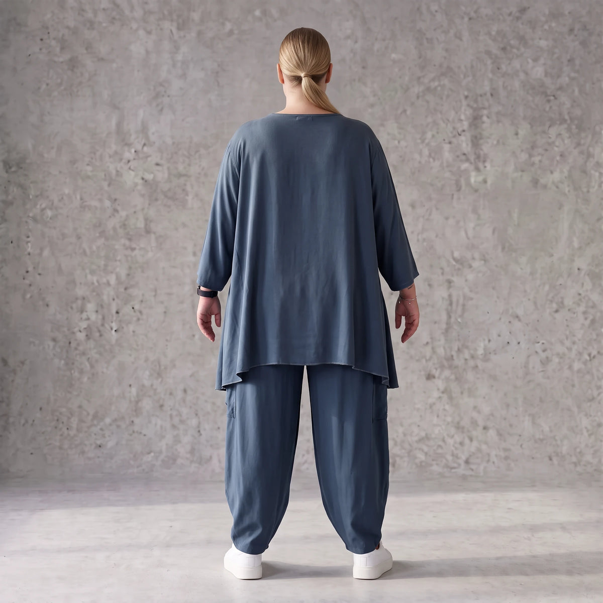 Shirt in Petrol aus weichem Lyocell in A-Linie mit Biesenmusterung und Zipfelsaum