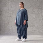 Shirt in Petrol aus weichem Lyocell in A-Linie mit Biesenmusterung und Zipfelsaum