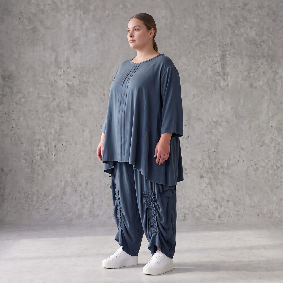 Shirt in Petrol aus weichem Lyocell in A-Linie mit Biesenmusterung und Zipfelsaum