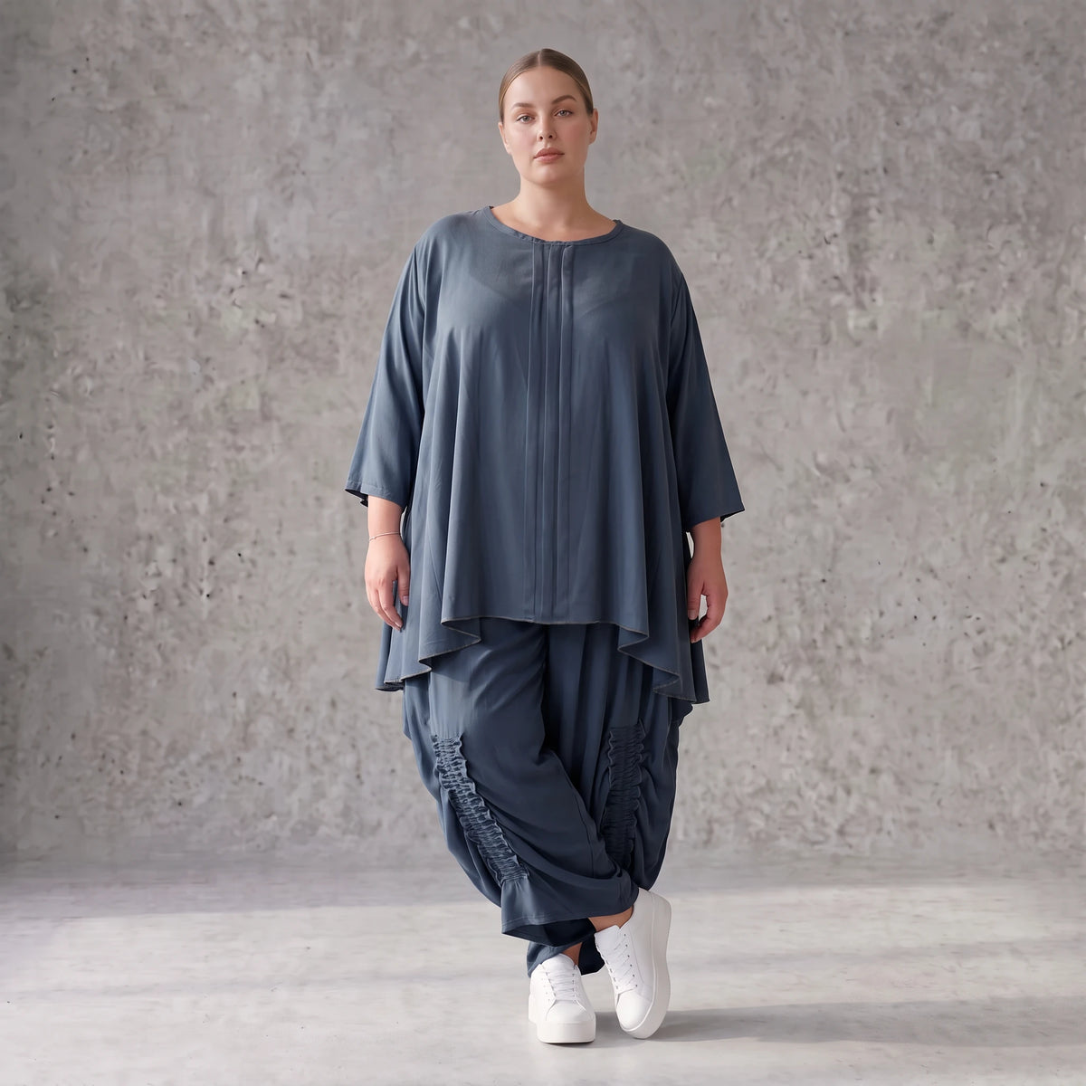 Shirt in Petrol aus weichem Lyocell in A-Linie mit Biesenmusterung und Zipfelsaum
