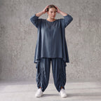 Shirt in Petrol aus weichem Lyocell in A-Linie mit Biesenmusterung und Zipfelsaum