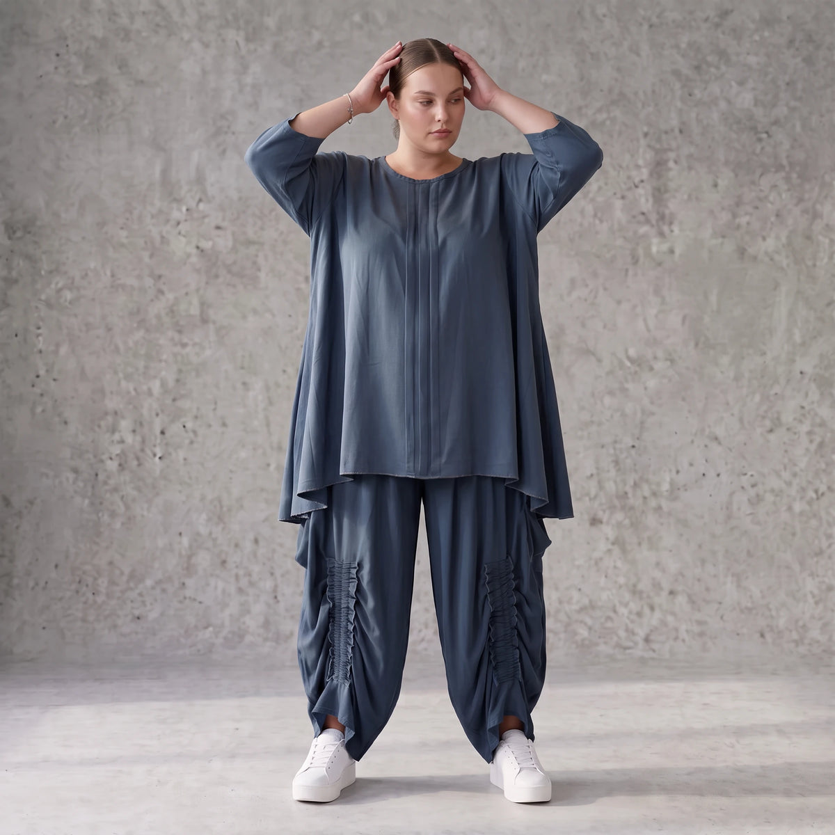 Shirt in Petrol aus weichem Lyocell in A-Linie mit Biesenmusterung und Zipfelsaum