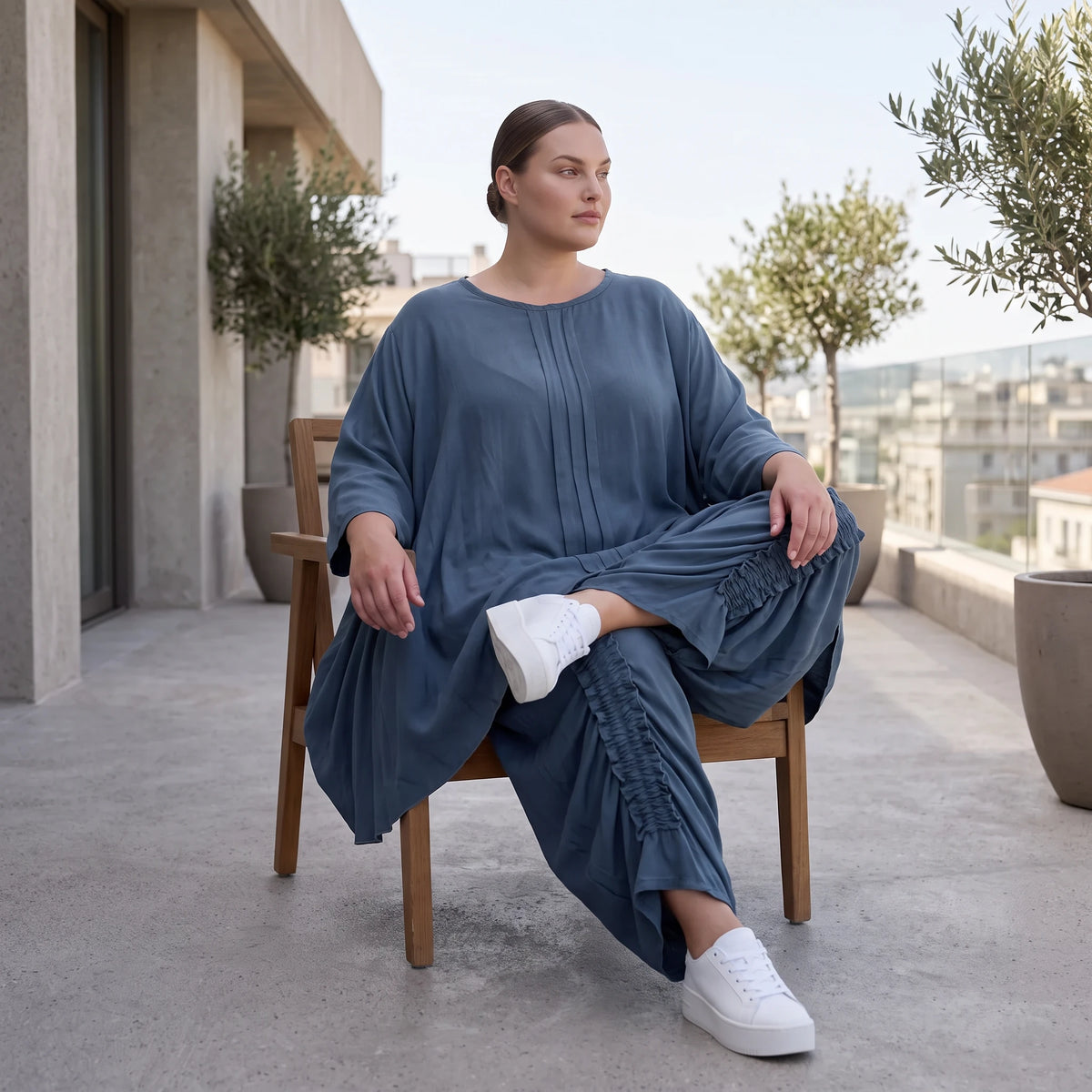 Shirt in Petrol aus weichem Lyocell in A-Linie mit Biesenmusterung und Zipfelsaum