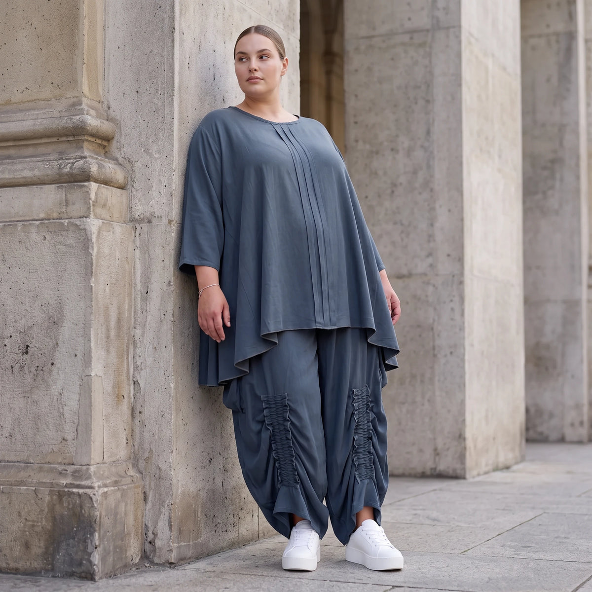Shirt in Petrol aus weichem Lyocell in A-Linie mit Biesenmusterung und Zipfelsaum