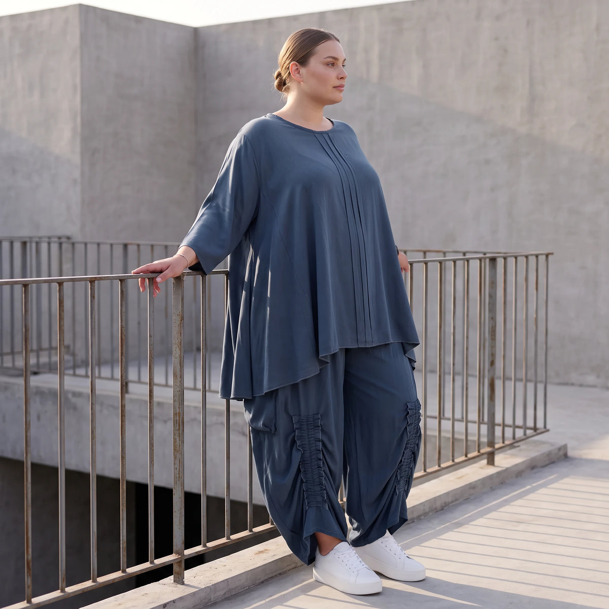 Shirt in Petrol aus weichem Lyocell in A-Linie mit Biesenmusterung und Zipfelsaum
