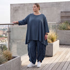 Shirt in Petrol aus weichem Lyocell in A-Linie mit Biesenmusterung und Zipfelsaum