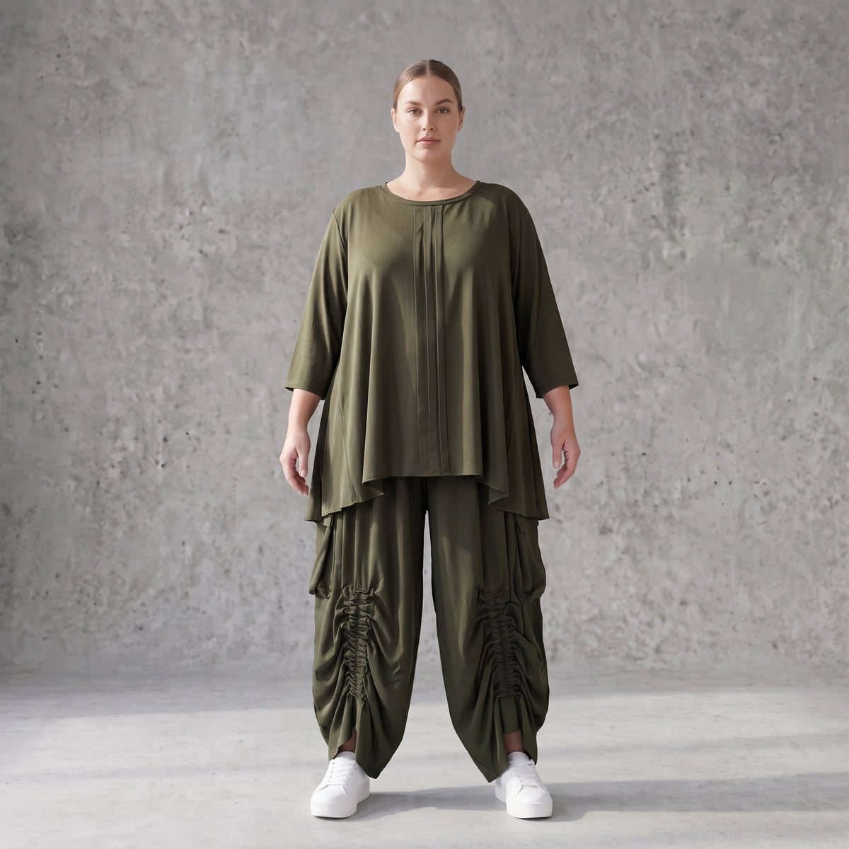 Khakifarbenes Lyocellshirt aus Twill mit Biesenmuster in A-Linie und 3/4-Arm Zipfelsaum