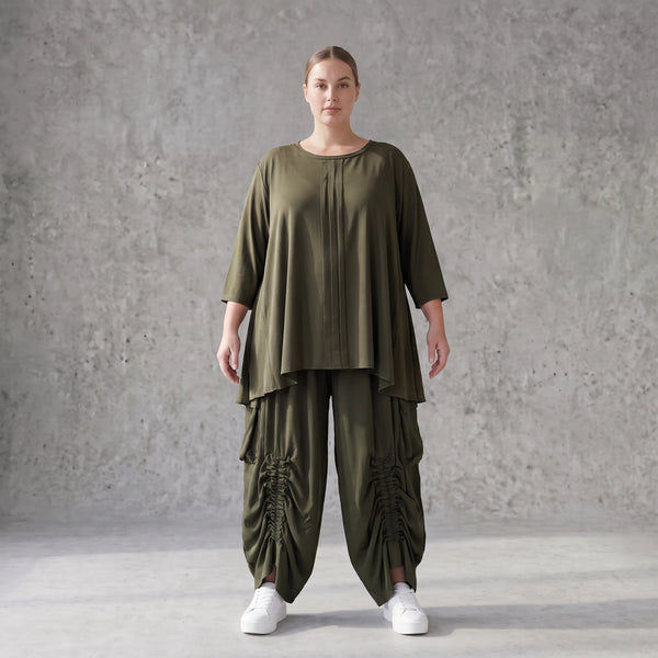 Khakifarbenes Lyocellshirt aus Twill mit Biesenmuster in A-Linie und 3/4-Arm Zipfelsaum