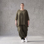 Khakifarbenes Lyocellshirt aus Twill mit Biesenmuster in A-Linie und 3/4-Arm Zipfelsaum