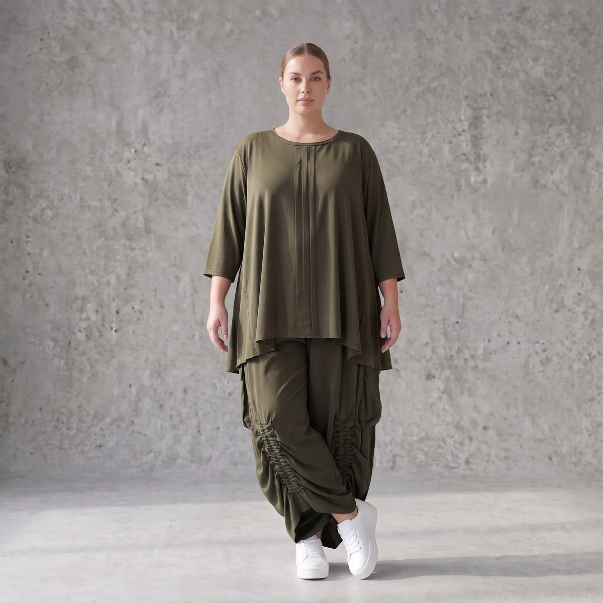 Khakifarbenes Lyocellshirt aus Twill mit Biesenmuster in A-Linie und 3/4-Arm Zipfelsaum