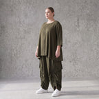 Khakifarbenes Lyocellshirt aus Twill mit Biesenmuster in A-Linie und 3/4-Arm Zipfelsaum