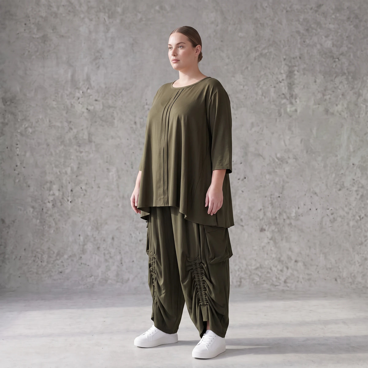 Khakifarbenes Lyocellshirt aus Twill mit Biesenmuster in A-Linie und 3/4-Arm Zipfelsaum