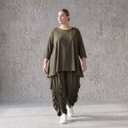 Khakifarbenes Lyocellshirt aus Twill mit Biesenmuster in A-Linie und 3/4-Arm Zipfelsaum