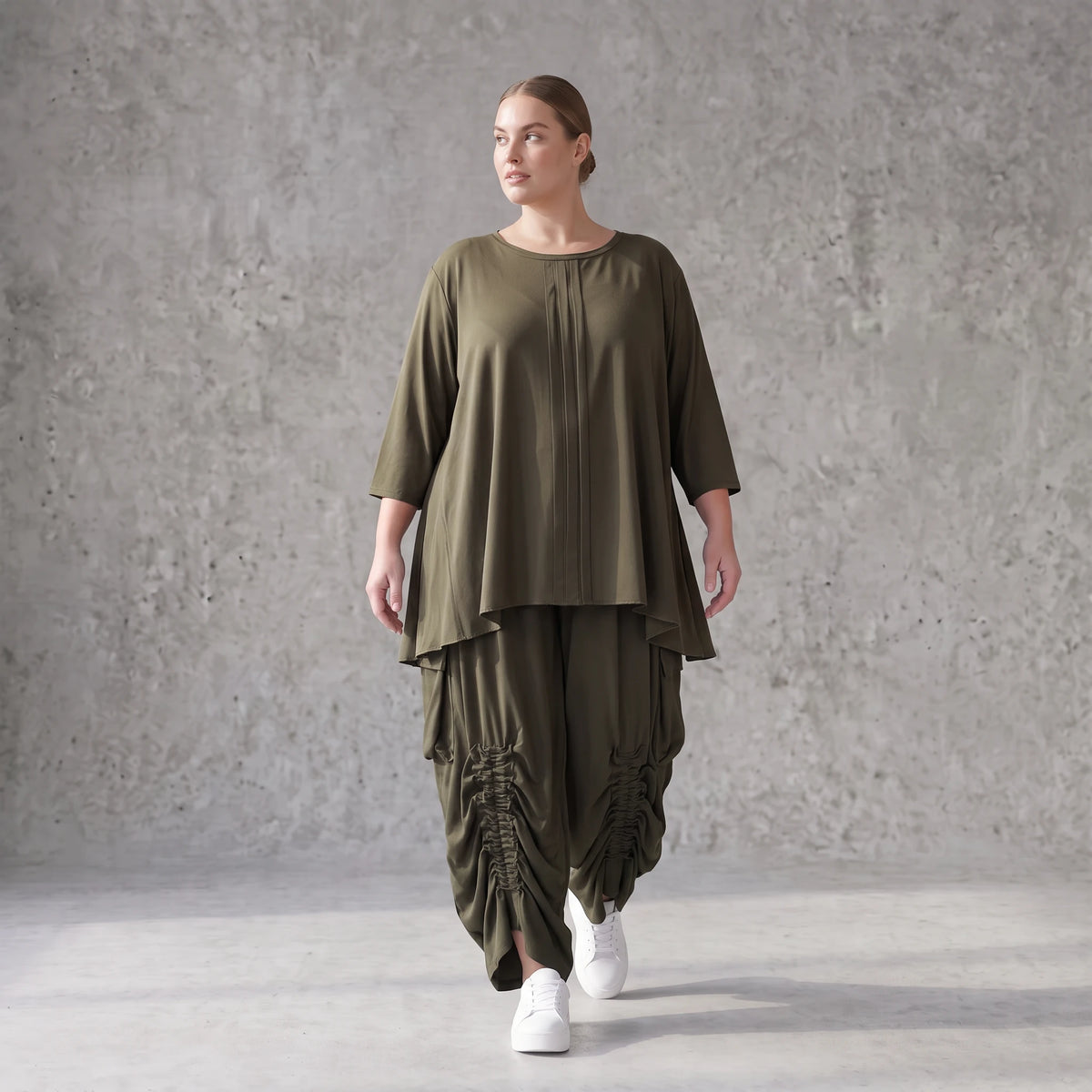 Khakifarbenes Lyocellshirt aus Twill mit Biesenmuster in A-Linie und 3/4-Arm Zipfelsaum