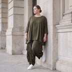 Khakifarbenes Lyocellshirt aus Twill mit Biesenmuster in A-Linie und 3/4-Arm Zipfelsaum