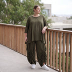 Khakifarbenes Lyocellshirt aus Twill mit Biesenmuster in A-Linie und 3/4-Arm Zipfelsaum