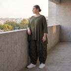Khakifarbenes Lyocellshirt aus Twill mit Biesenmuster in A-Linie und 3/4-Arm Zipfelsaum